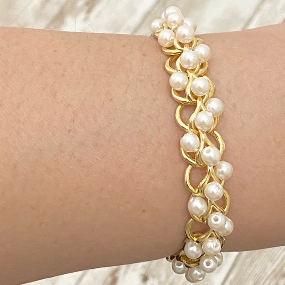 Richelieu Fan Shell Clasp Gold Faux Pearl Bracelet - Picture 4 of 16